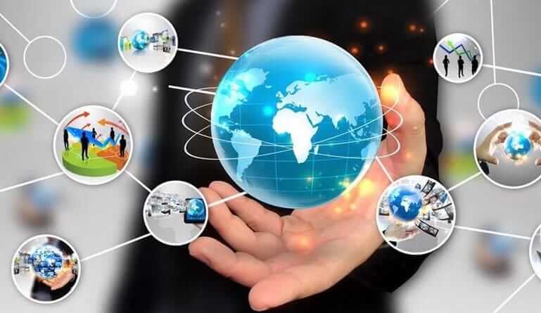 Hands showing a globe and the global transactions