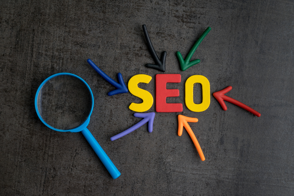SEO with arrows and magnifying glass