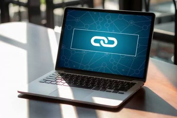 A laptop with the "backlink" logo